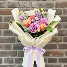 Букет цветов из:  Лизиантусы и Розы в Кременках