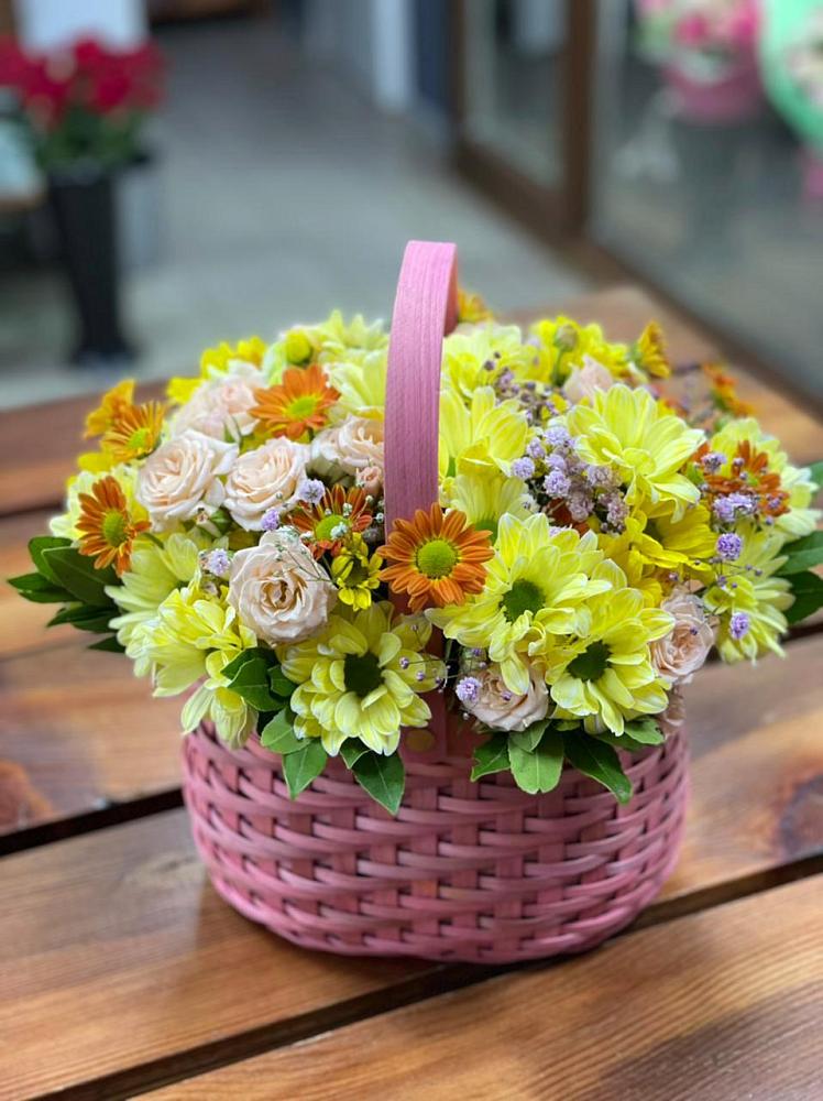 Цветочная композиция из Хризантемы и Розы в корзине в Кременках
